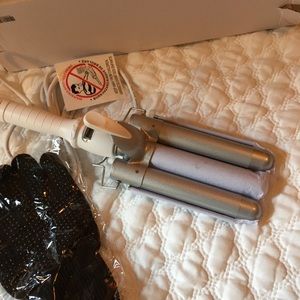 NWOT Monat Triple Barrel Curling Iron with Heat Glove